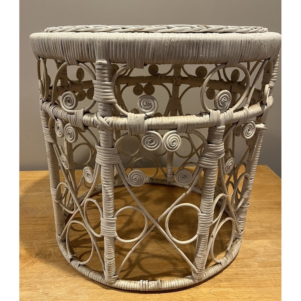 Vtg White Wicker Rattan Plant‎ Stand Boho Scroll Peacock Side Table Round 18"